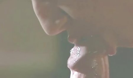 دختر زیبا خودش را بادامک می اندازد sexجوردی