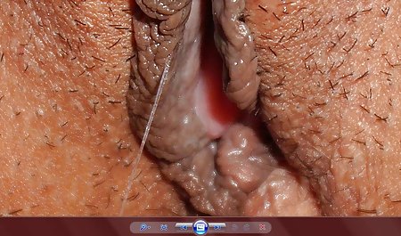 سارا دوست بلوند دوست داشتنی خود را با جوردی مامان یک dildo بزرگ استراپون شخم می زند